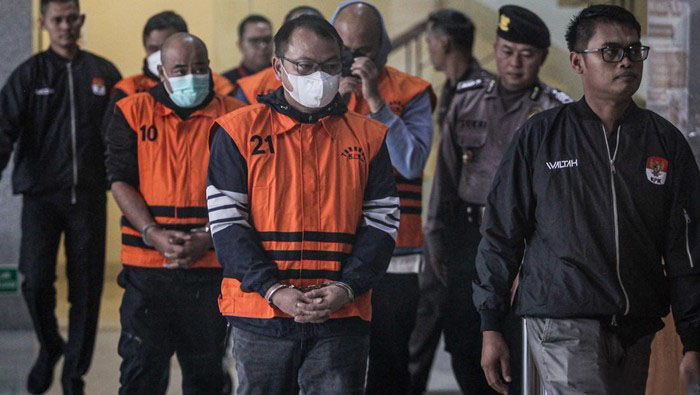 5 orang ditetapkan sebagai tersangka dan langsung ditahan oleh KPK dalam operasi tangkap tangan di Sumatera Utara.