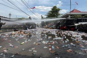 Demonstrasi di Pati Memanas, Polisi Menjadi Sasaran Amarah Massa