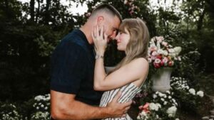Taylor Swift dan atlet NFL Travis Kelce resmi bertunangan