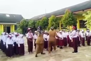 Viral Guru Mengancam Cekik Siswa di Lampung