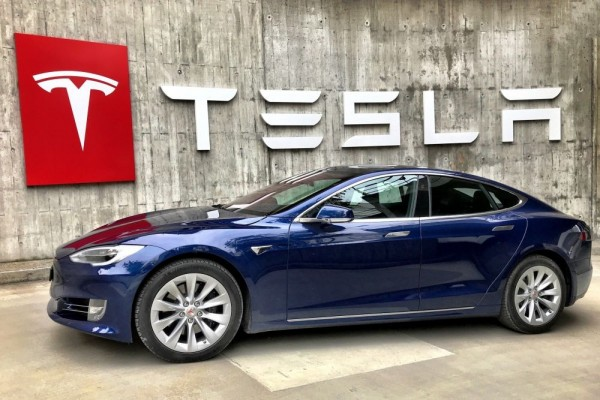 Saham Tesla Tiba-tiba Melonjak Naik