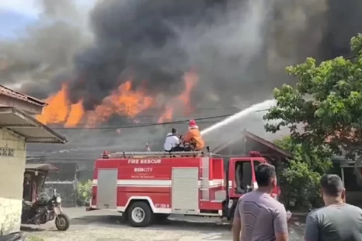 BREAKING NEWS! Kebakaran Asrama Polri Turunkan 30 Petugas