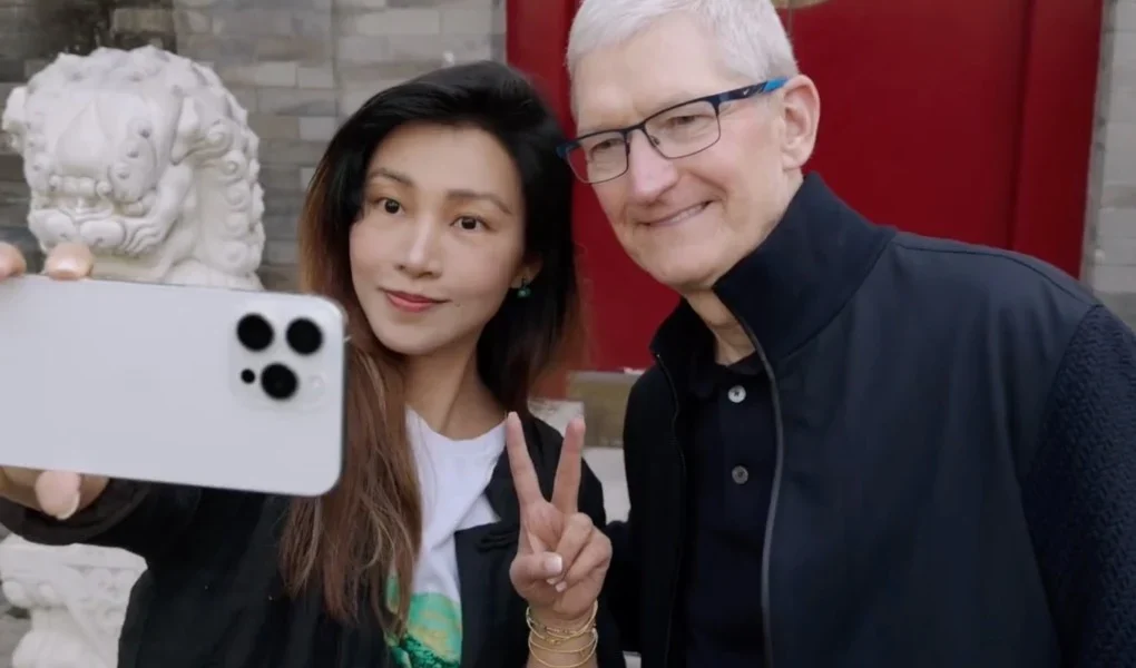 Kunjungan Tim Cook ke China