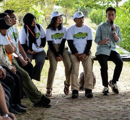 Gibran Bersama Gubernur Banten Andra Soni Tanam Mangrove