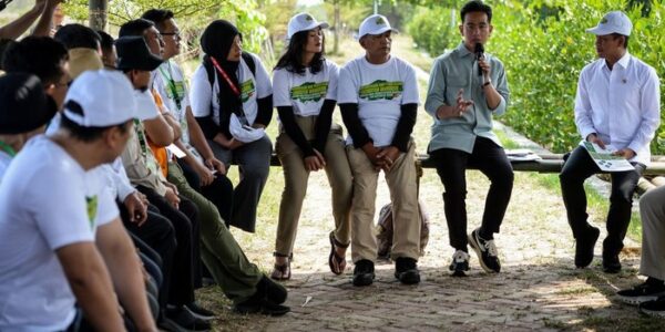 Gibran Bersama Gubernur Banten Andra Soni Tanam Mangrove