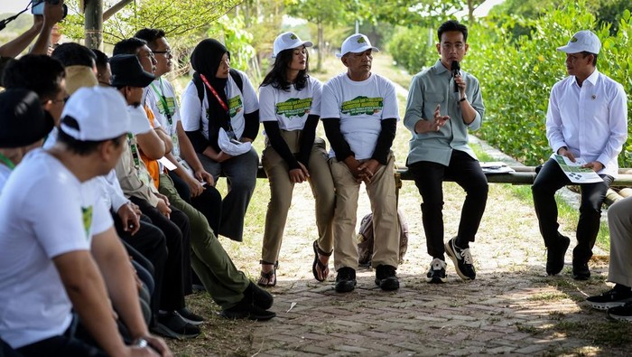 Gibran Bersama Gubernur Banten Andra Soni Tanam Mangrove