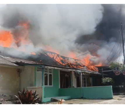 BREAKING NEWS! Kebakaran Asrama Polri Turunkan 30 Petugas