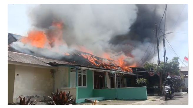 BREAKING NEWS! Kebakaran Asrama Polri Turunkan 30 Petugas