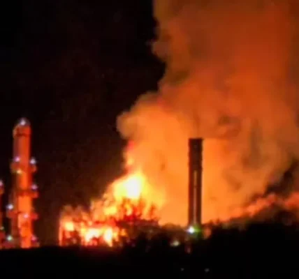 Kilang Minyak Pertamina di Dumai Terbakar Hebat