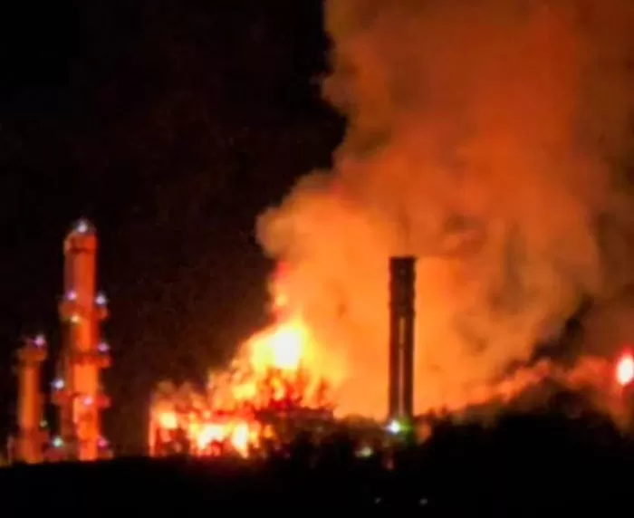 Kilang Minyak Pertamina di Dumai Terbakar Hebat