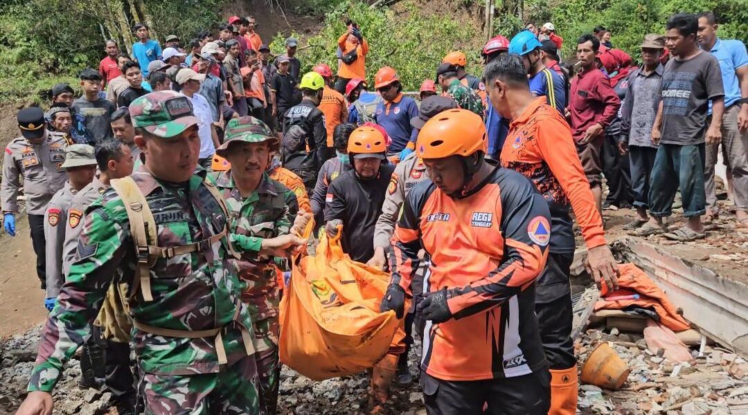 Rumah di Trenggalek Tertimbun Longsor, Suami Istri 2 Anak Tewas
