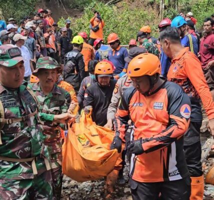 Rumah di Trenggalek Tertimbun Longsor, Suami Istri 2 Anak Tewas