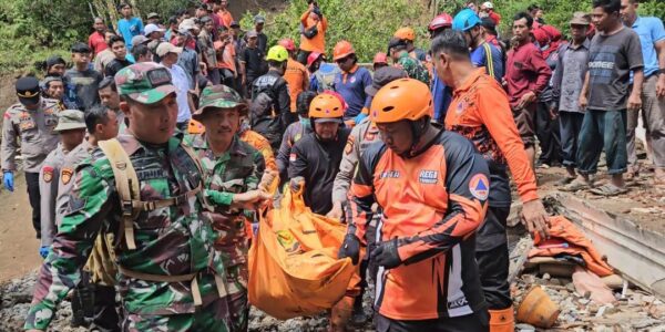 Rumah di Trenggalek Tertimbun Longsor, Suami Istri 2 Anak Tewas