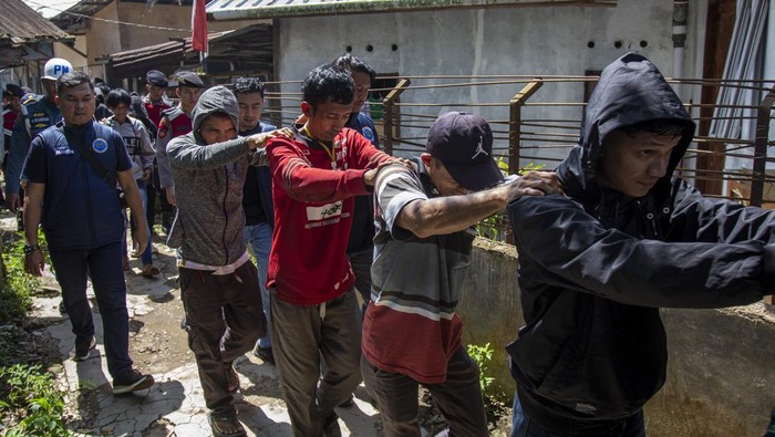 Razia Narkoba di Muka Kuning Batam Petugas Amankan 36 Warga