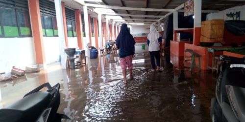 Warga Mengungsi Akibat Banjir di Tangerang