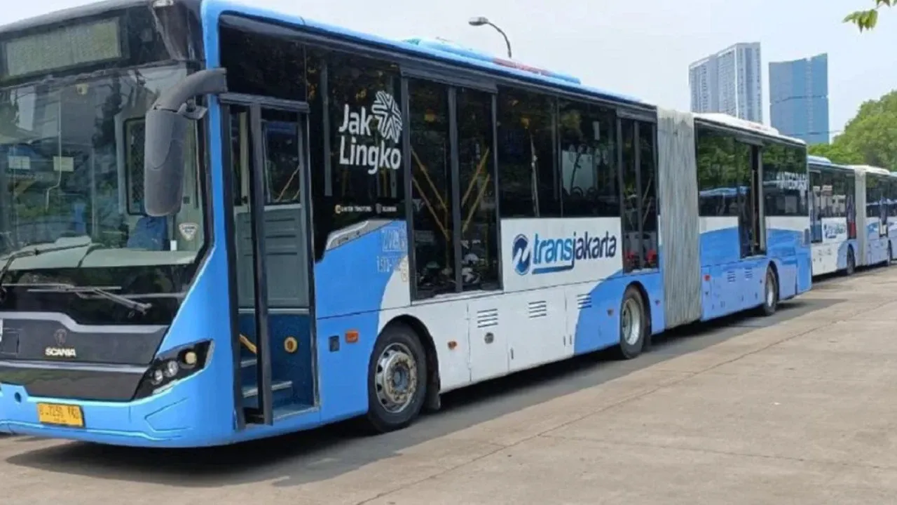 Bus TransJakarta Keluarkan Asap