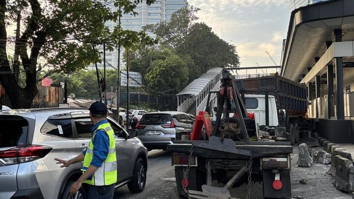 Tronton Tabrak Pembatas Jalur Transjakarta Gatot Subroto